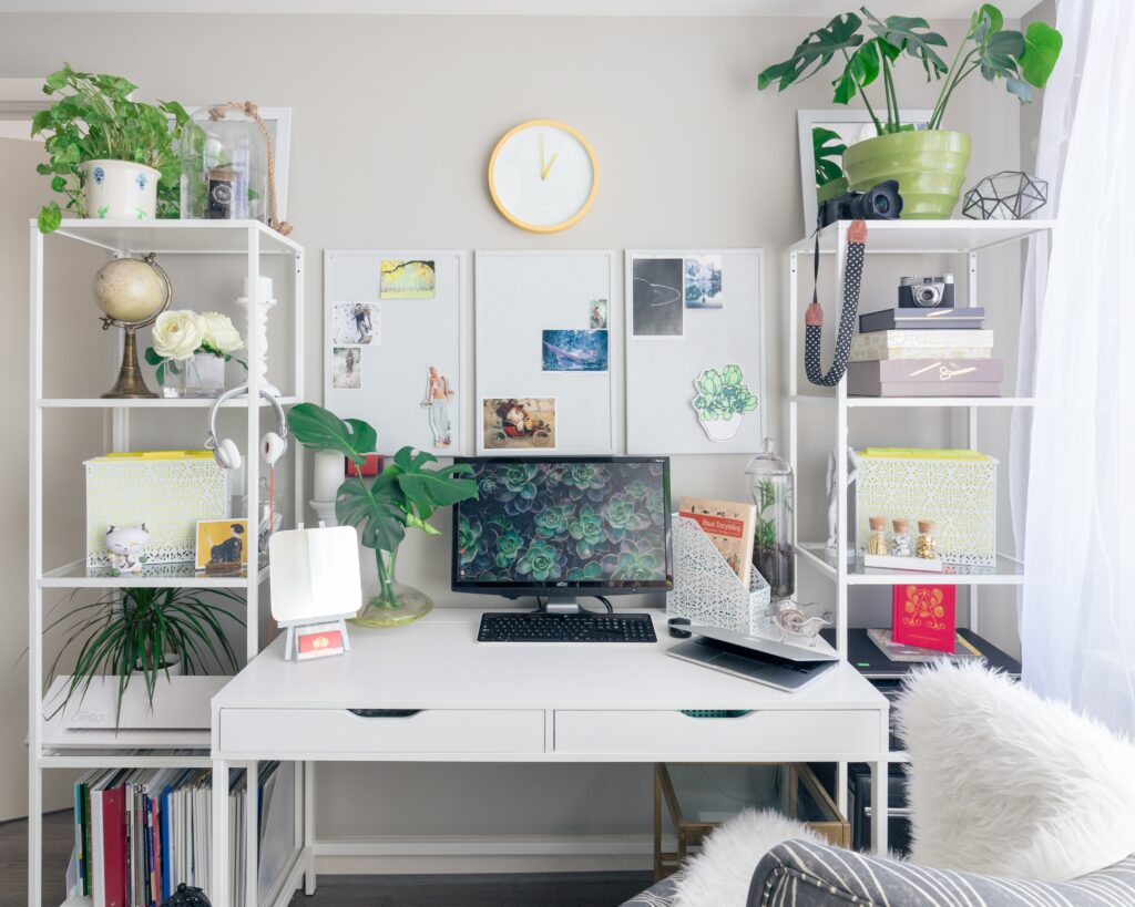 17 Desk Decor Ideas to Use for Workplace and Cubicle Decor | Chanty